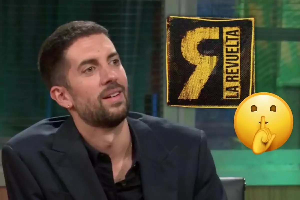 David Broncano con barba y cabello corto está sentado en un estudio de televisión, a su lado hay un logo que dice "La Revuelta" y un emoji de silencio.