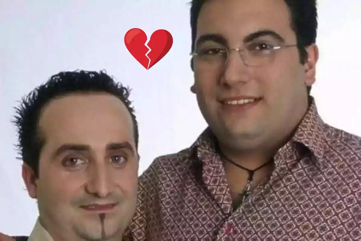 David Cereceda y Juanma García posando juntos con un emoji de corazón roto sobre ellos.