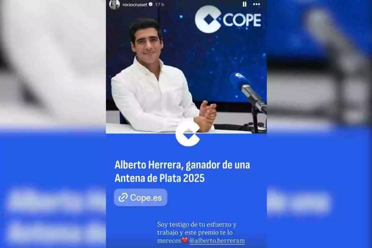 Alberto Herrera de camisa blanca sentado en una mesa de radio con un micrófono azul de COPE y un fondo azul, acompañado de un texto que lo felicita por ganar una Antena de Plata 2025 Alberto Herrera de camisa blanca sentado en una mesa de radio con un micrófono azul de COPE y un fondo azul, acompañado de un texto que lo felicita por ganar una Antena de Plata 2025