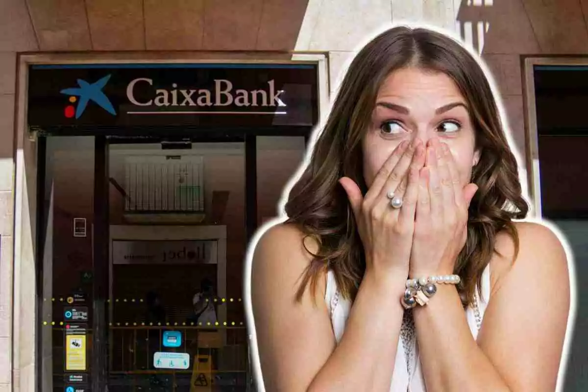Mujer con expresión de sorpresa cubriéndose la boca frente a una sucursal de CaixaBank