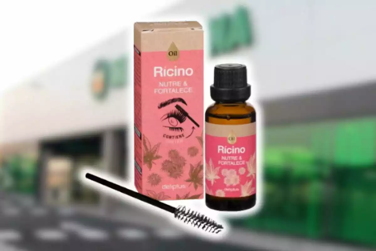 Botella de aceite de ricino de Mercadona con caja y aplicador frente a un fondo desenfocado.