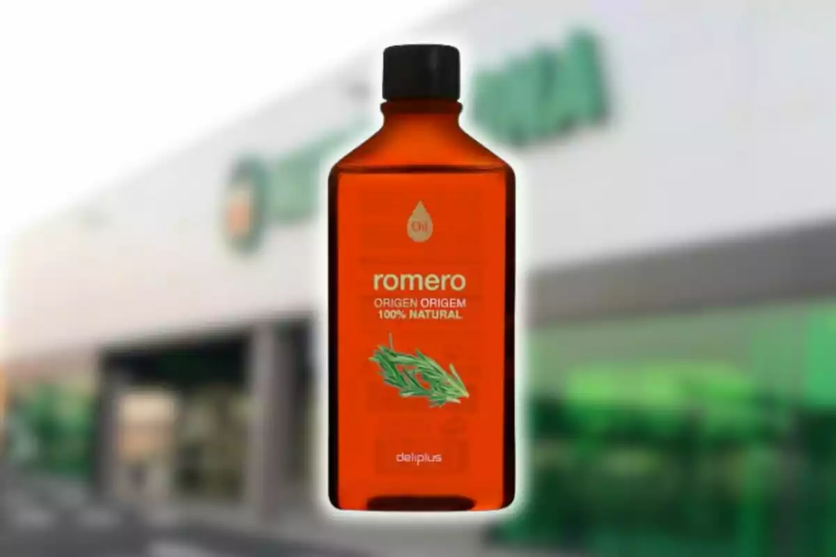 Botella de aceite de romero Deliplus con fondo de una tienda difuminada.