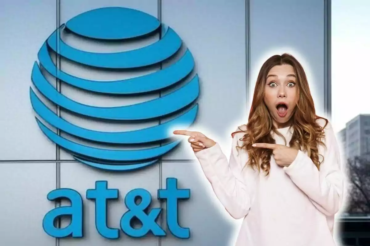 Una mujer sorprendida señala el logotipo de una empresa de telecomunicaciones, que es AT&T, en una pared.