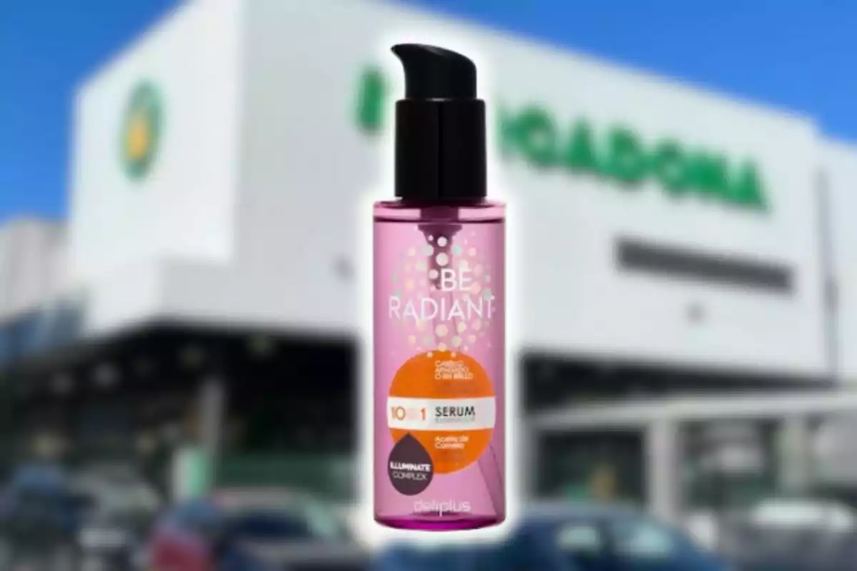 Un frasco de sérum Be Radiant de Deliplus se muestra en primer plano con un fondo desenfocado de un edificio de supermercado Mercadona.