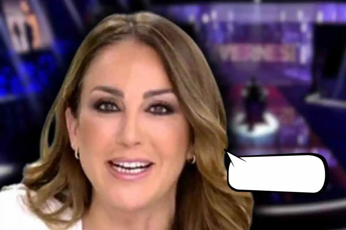 Una presentadora de televisión, que es Beatriz Archidona, con rostro sonriente, habla en un plató con un fondo desenfocado y un globo de diálogo vacío.