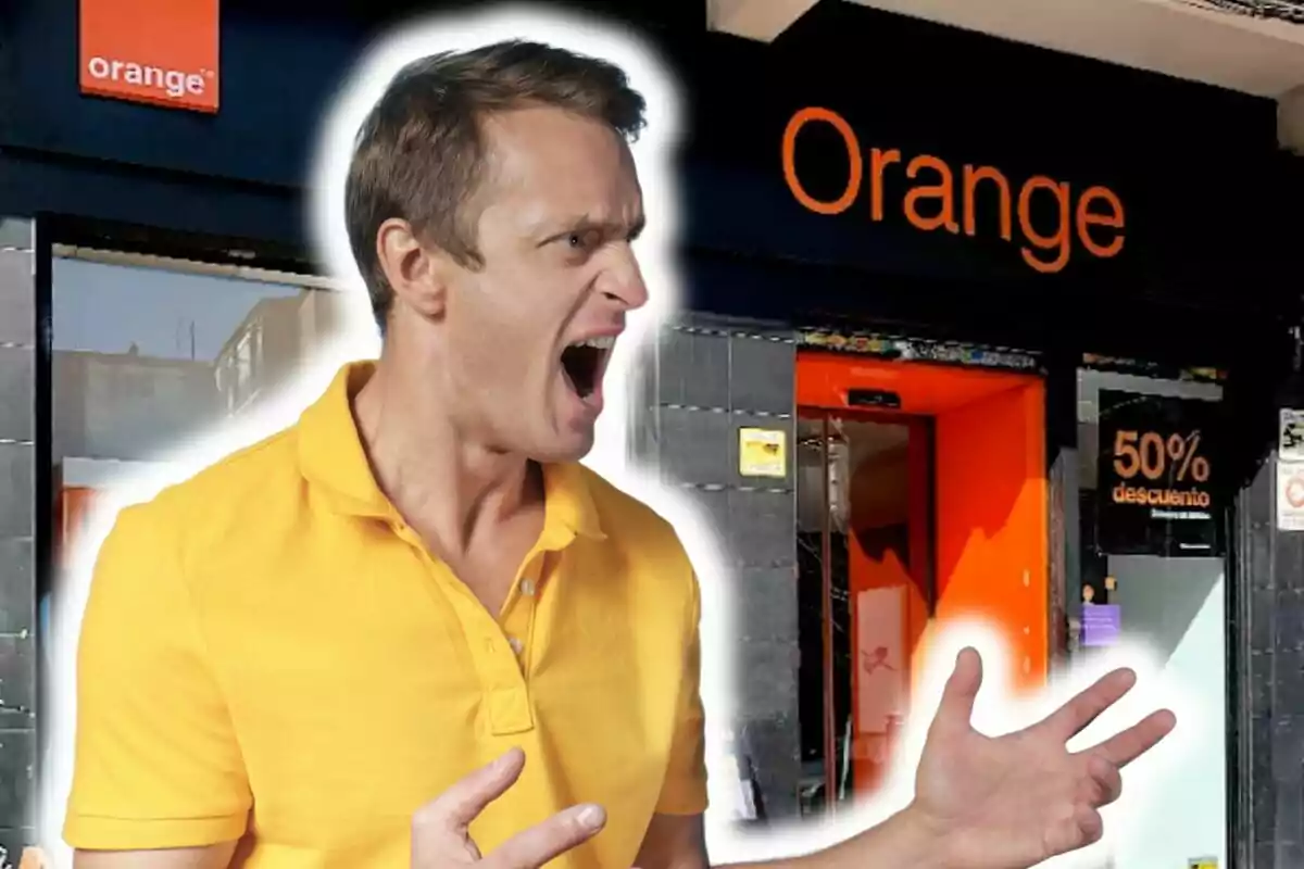 Un hombre con una camiseta amarilla está gritando frente a una tienda de Orange que tiene un cartel de descuento del 50%.