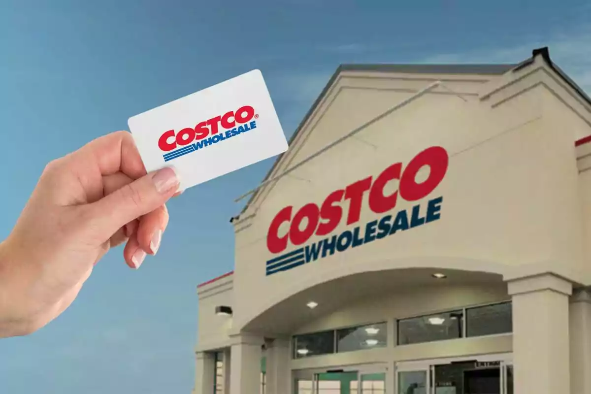 Persona sosteniendo una tarjeta de membresía frente a la entrada de una tienda Costco Wholesale. Persona sosteniendo una tarjeta de membresía frente a la entrada de una tienda Costco Wholesale.