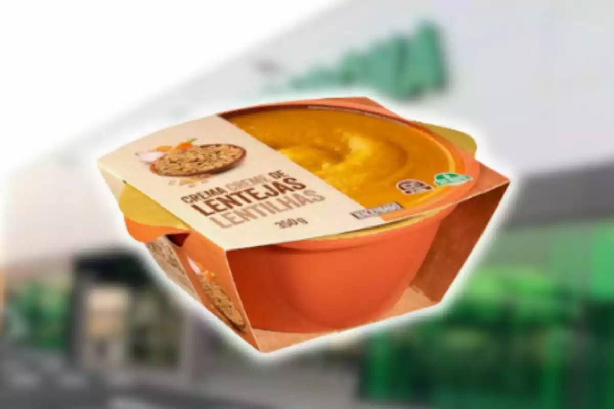 Envase de crema de lentejas de Mercadona en un fondo desenfocado.