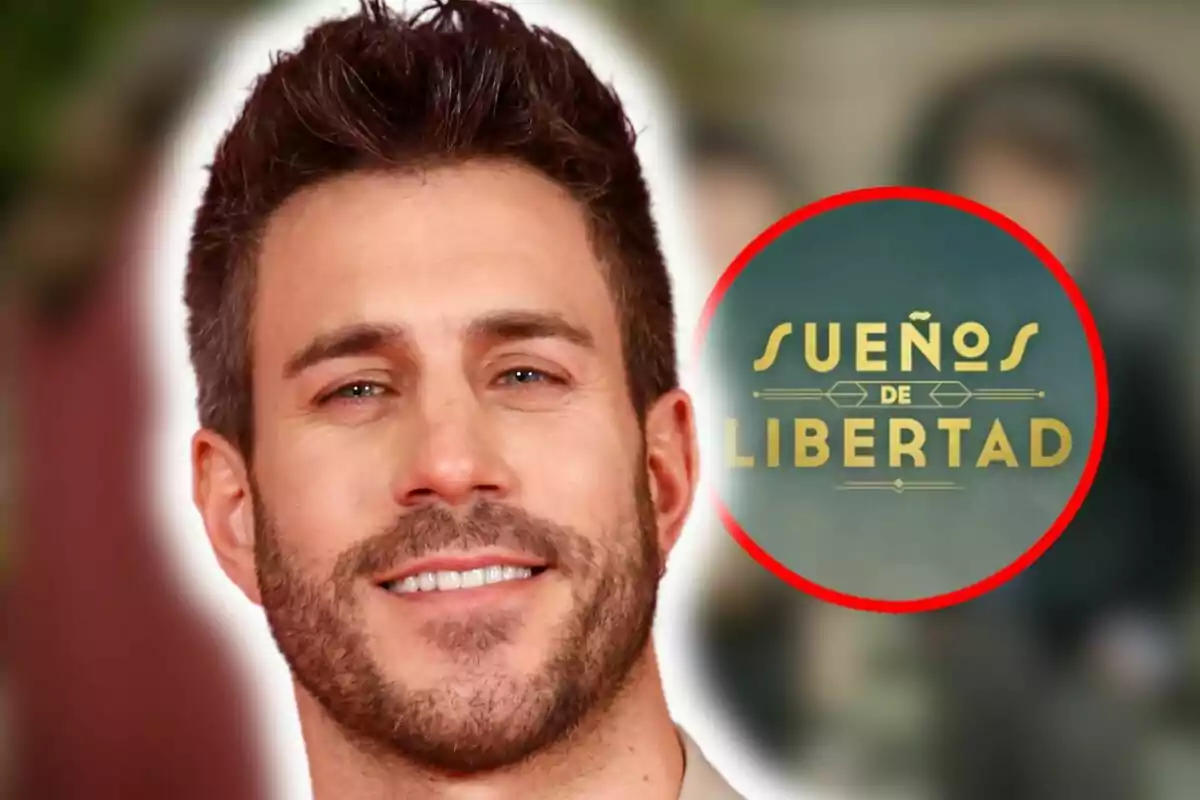 Primer plano de Dani Tatay con barba frente a un cartel que dice "Sueños de Libertad".