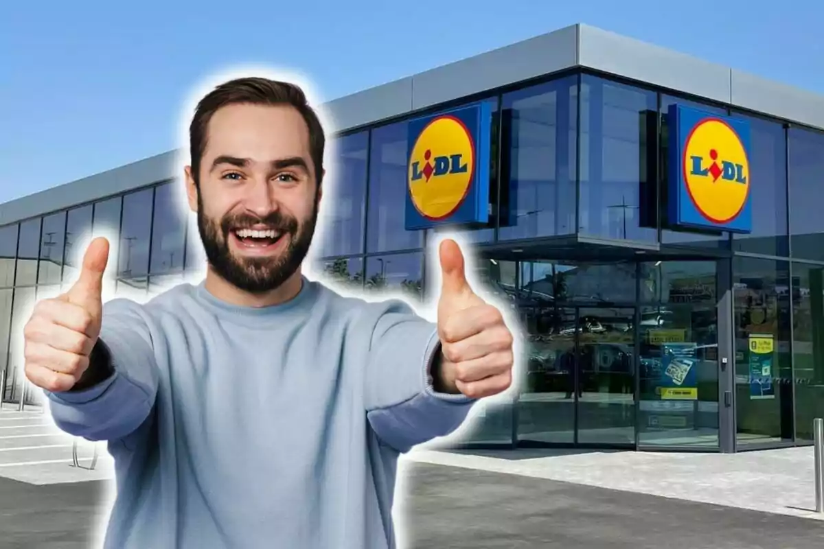 Hombre sonriente con pulgares arriba frente a una tienda Lidl.