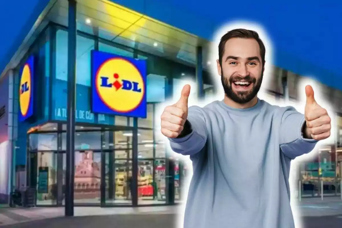 Un hombre sonriente con pulgares hacia arriba frente a una tienda Lidl.