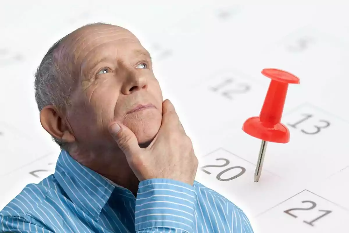 Hombre mayor pensativo con la mano en la barbilla frente a un calendario con una chincheta roja en el día 20. Hombre mayor pensativo con la mano en la barbilla frente a un calendario con una chincheta roja en el día 20.