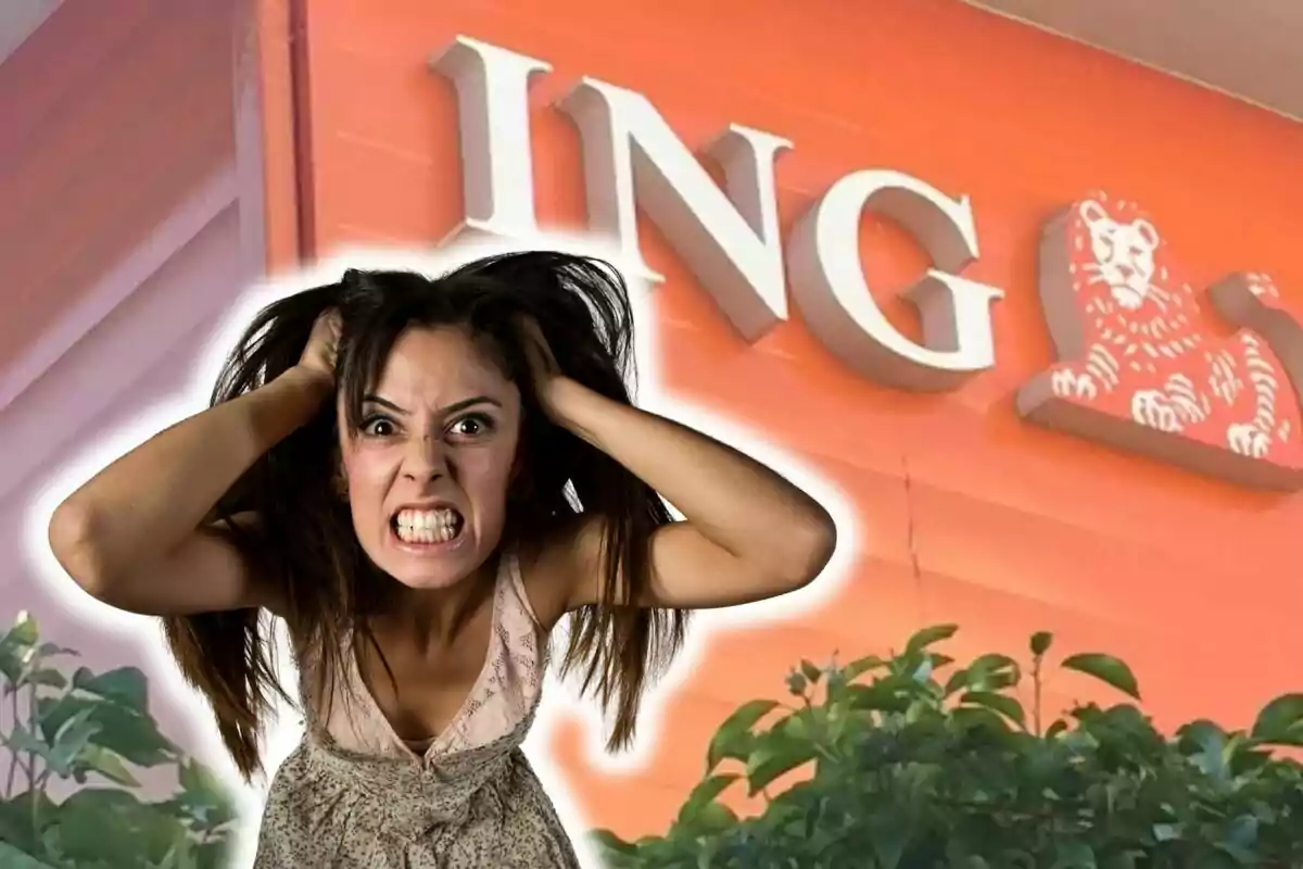 Una mujer con expresión de enojo frente a un letrero de ING.