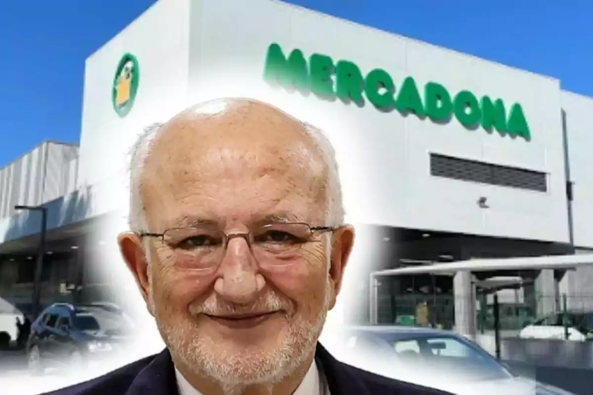 Un hombre mayor con gafas, que es Juan Roig, sonríe frente a un edificio de Mercadona.