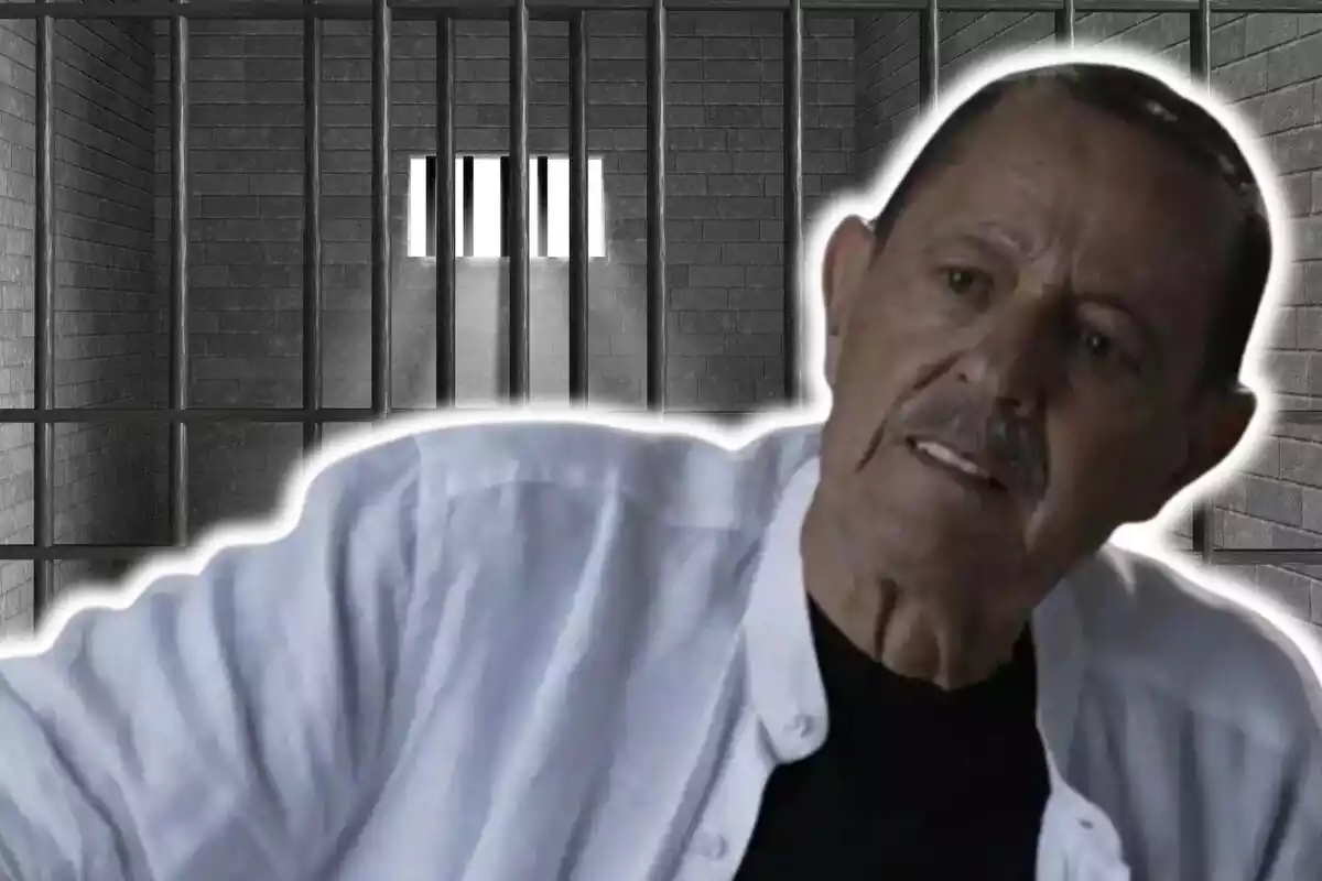 Montaje de fotos de plano corto de Julián Muñoz con rostro serio y, de fondo, la imagen de la celda de una cárcel