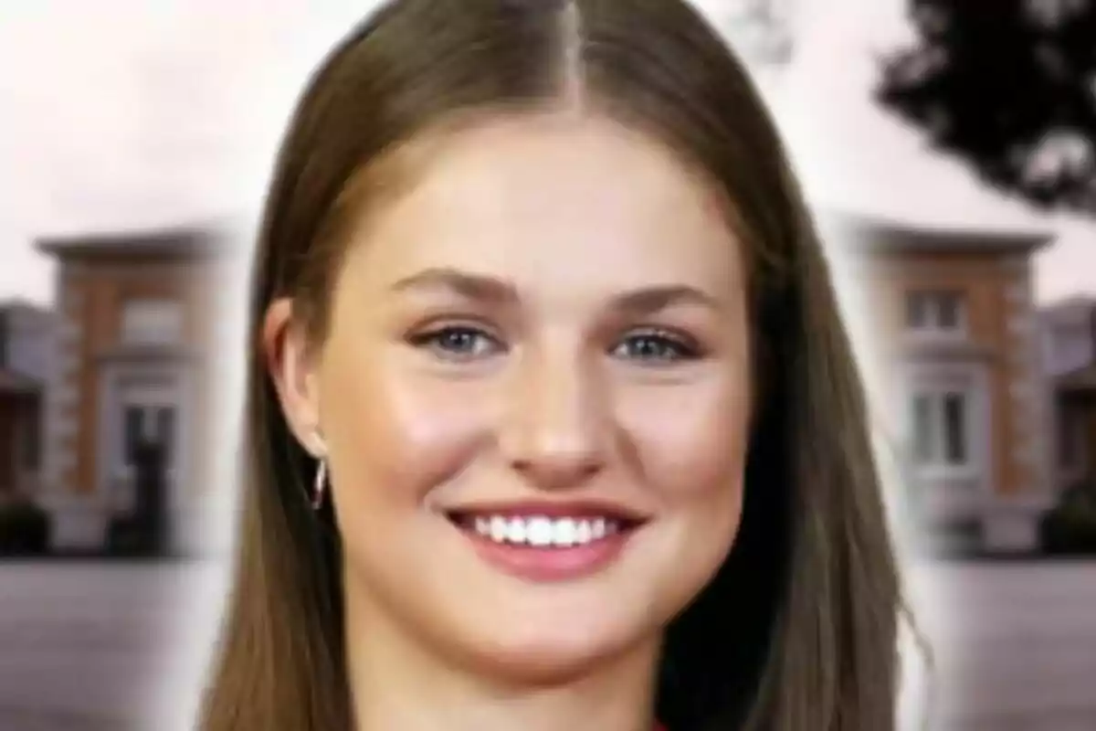 Primer plano de Leonor de Borbón sonriente y, de fondo, una imagen del Palacio de la Zarzuela. Primer plano de Leonor de Borbón sonriente y, de fondo, una imagen del Palacio de la Zarzuela.