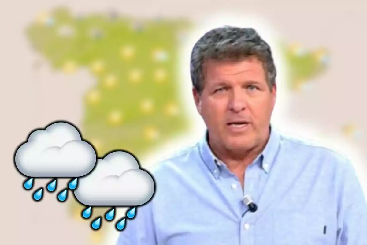 Mario Picazo con camisa azul claro presenta el pronóstico del tiempo con un mapa de fondo y dos íconos de nubes con lluvia.