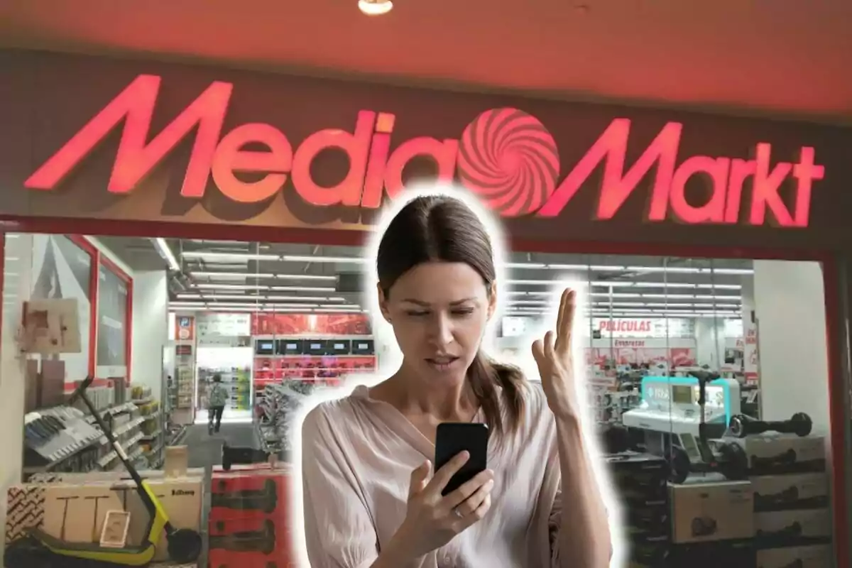 Mujer molesta mirando su teléfono frente a una tienda de MediaMarkt.