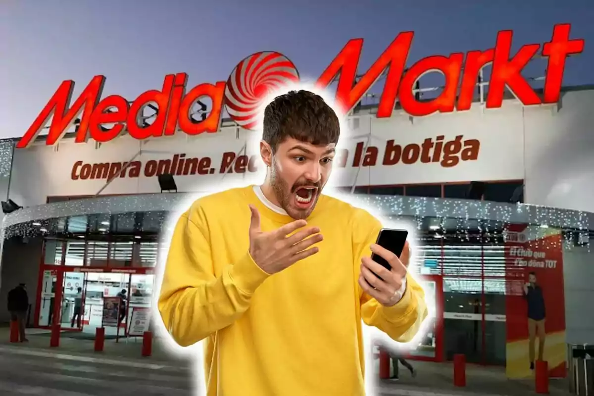 Hombre sorprendido mirando su teléfono frente a una tienda MediaMarkt.