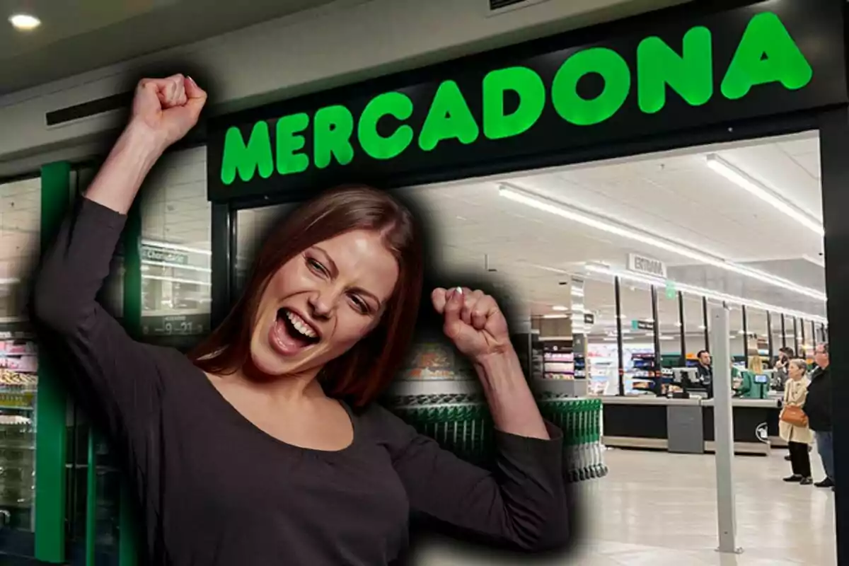 Una mujer sonriente levanta los brazos con entusiasmo frente a la entrada de un supermercado Mercadona.