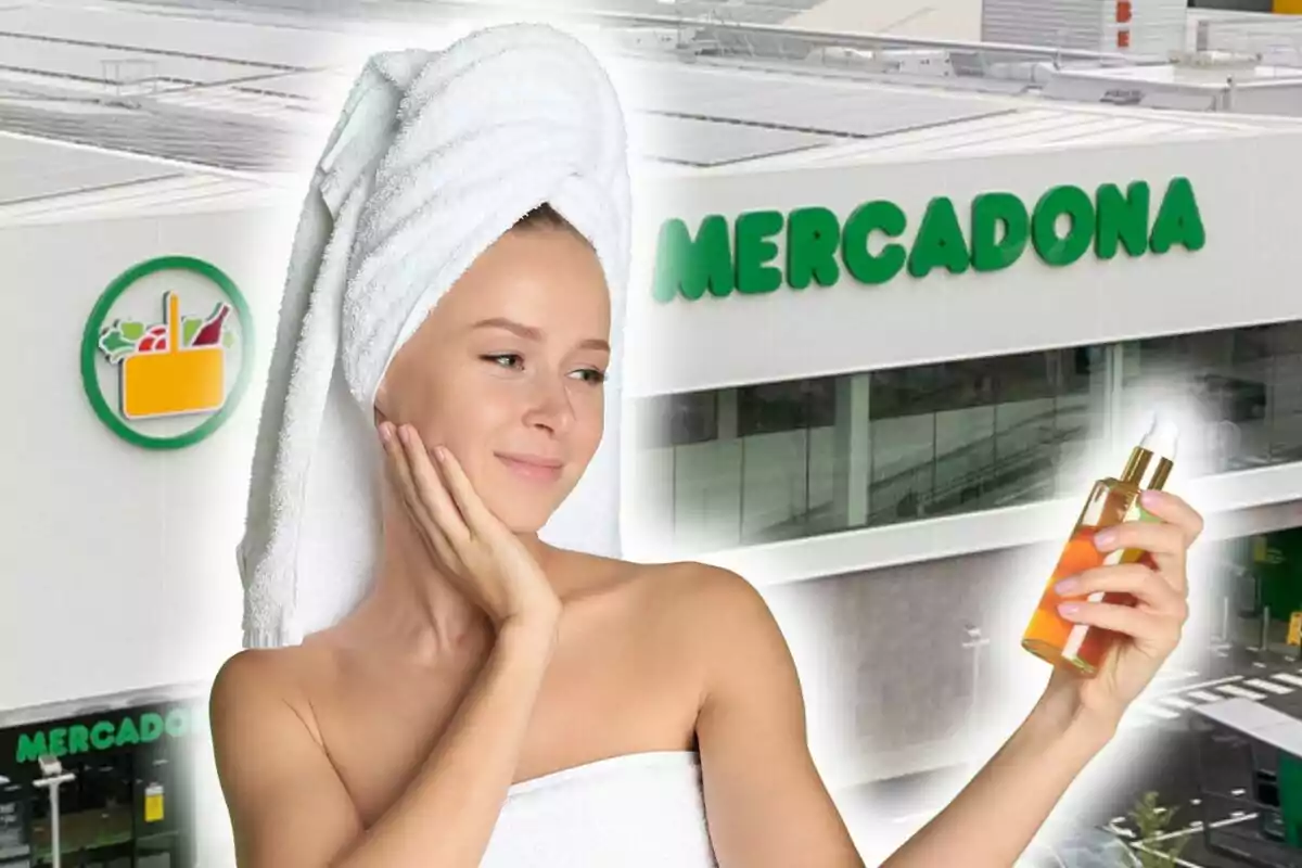 Una persona con toalla en la cabeza y cuerpo, sosteniendo un frasco de producto cosmético, frente a un supermercado Mercadona.