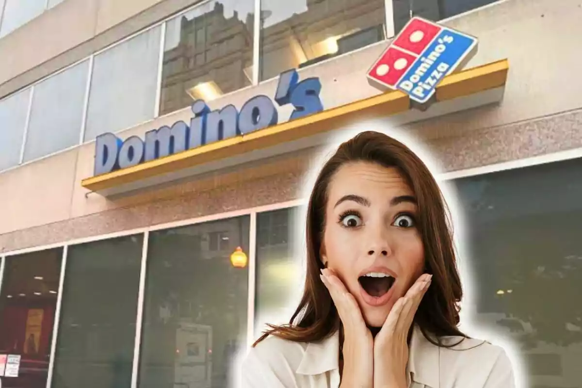 Una mujer con expresión de sorpresa está frente a un restaurante de Domino's Pizza.