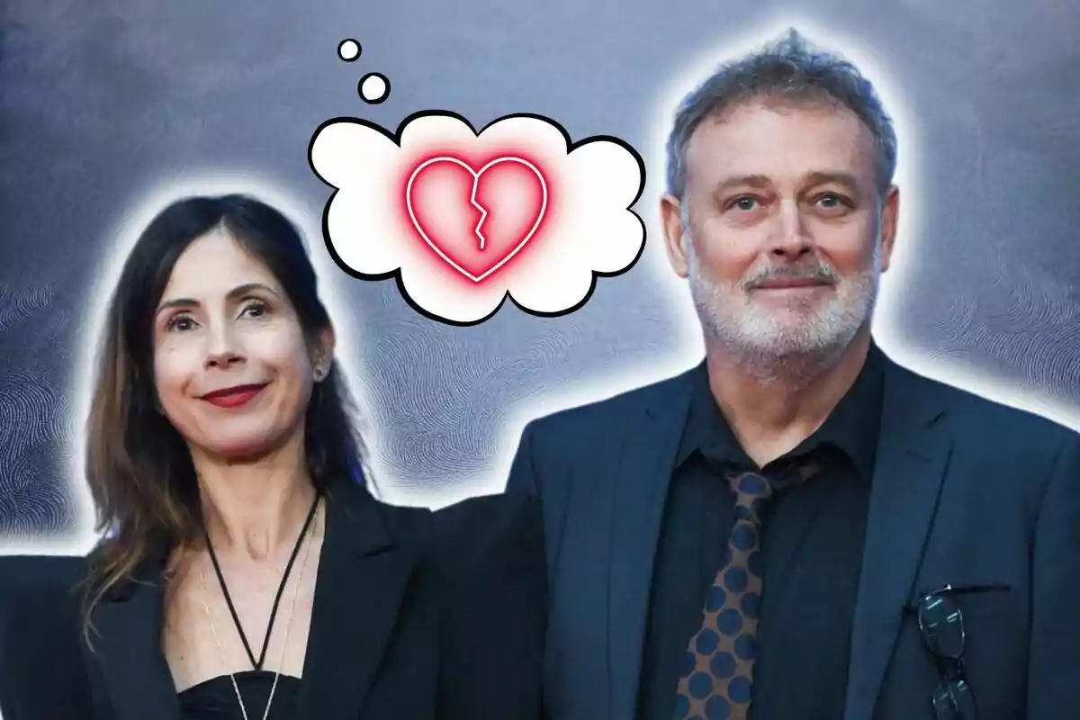 Pablo Carbonell y María Arellano posando sonrientes en un photocall y, de fondo, un emoji de un corazón roto