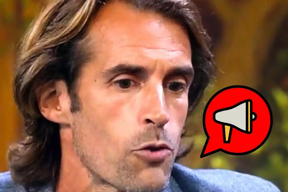 Primer plano de Álex Adróver con expresión seria y un ícono de megáfono en un círculo rojo a su lado.