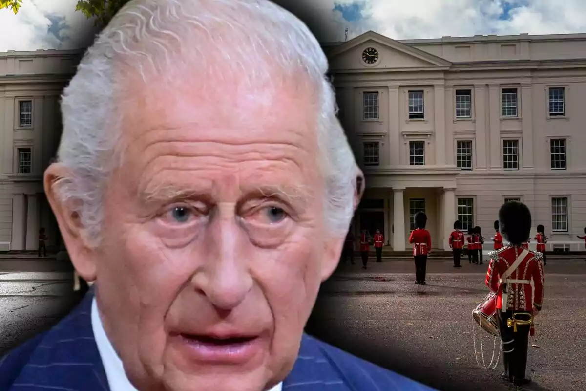 Montaje de fotos de primer plano de Carlos III con expresión seria frente a Buckingham Palace y guardias británicos uniformados.