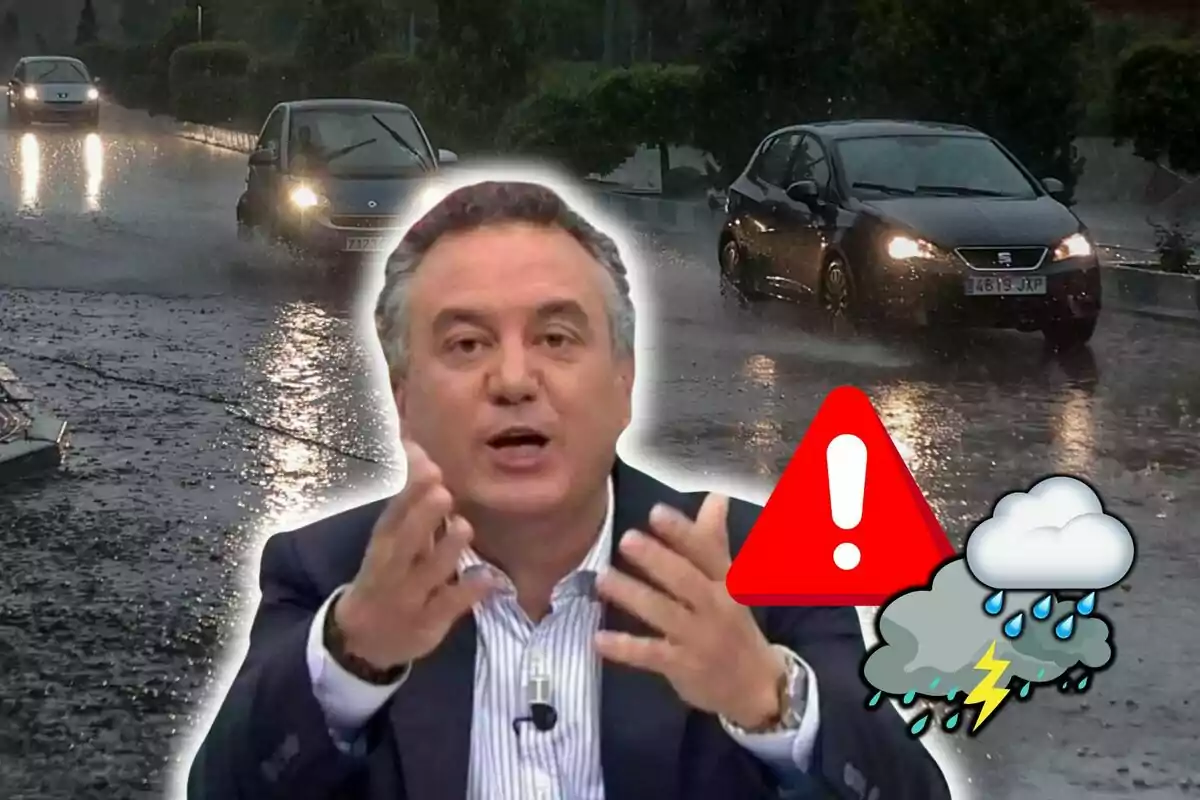 Roberto Brasero hablando con gestos de advertencia sobre condiciones climáticas adversas, con una carretera inundada y coches en el fondo, junto a iconos de alerta y tormenta.