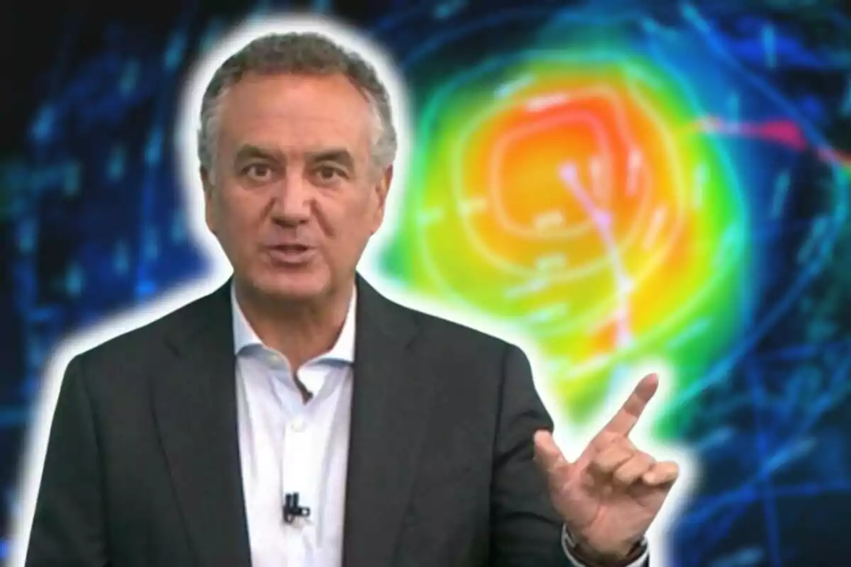 Roberto Brasero con un traje oscuro dando una presentación con un mapa meteorológico colorido de fondo.