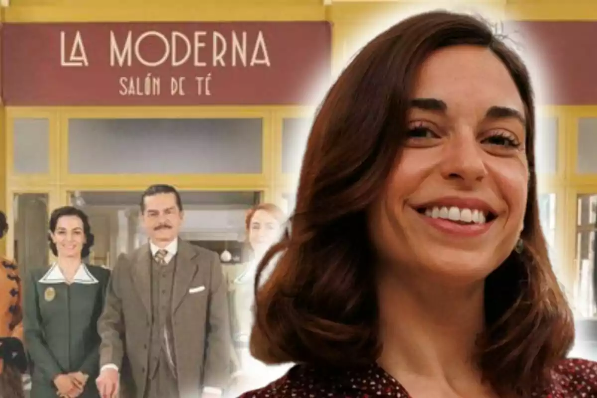 Carlota Baró sonriente en primer plano con un grupo de personas posando frente a un salón de té llamado "La Moderna" en el fondo.