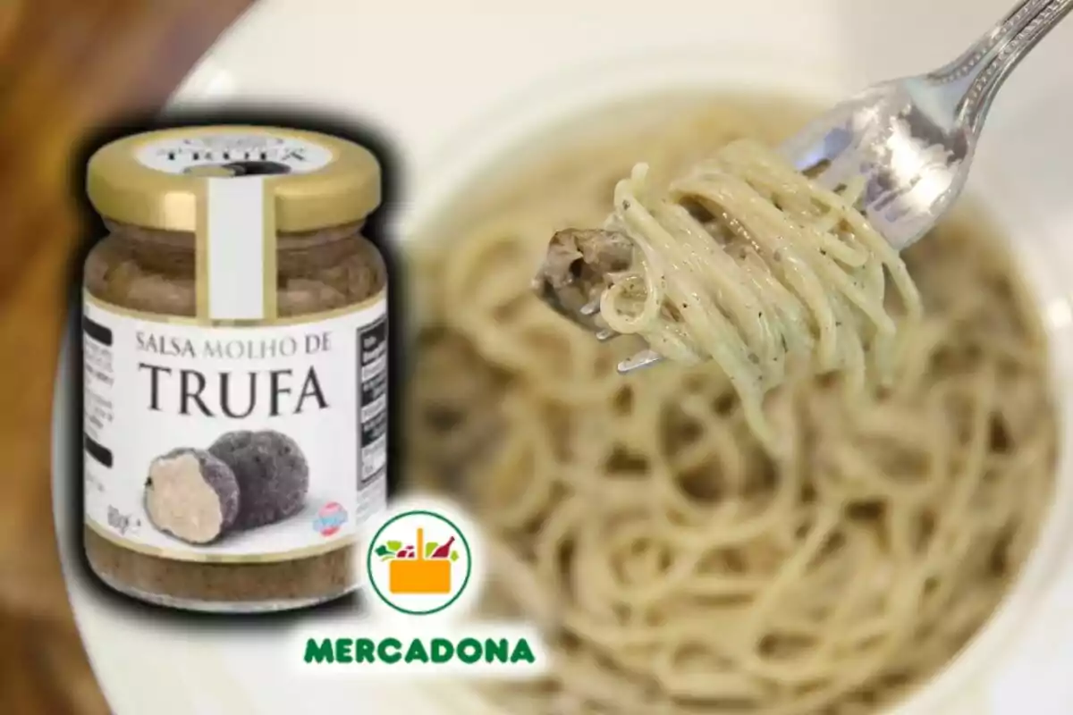 Un frasco de salsa de trufa de Mercadona junto a un plato de espaguetis con salsa, con un logo del supermercado en la parte inferior. Un frasco de salsa de trufa de Mercadona junto a un plato de espaguetis con salsa, con un logo del supermercado en la parte inferior.