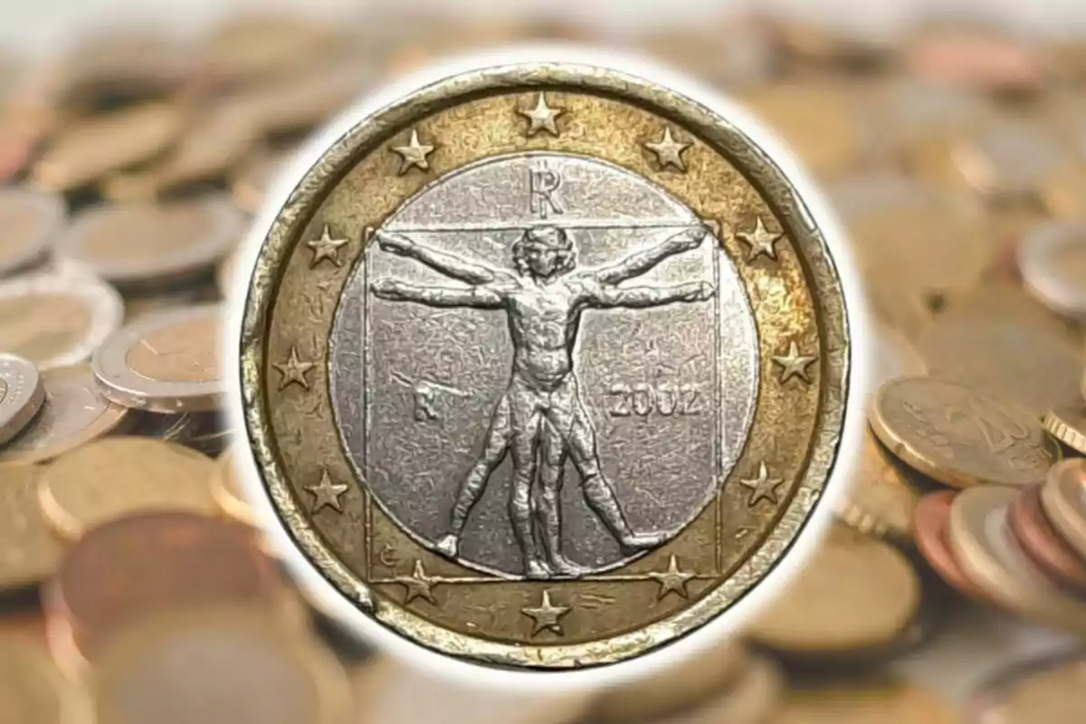 Moneda de euro con el diseño del Hombre de Vitruvio de Leonardo da Vinci en el centro rodeada de otras monedas desenfocadas. Moneda de euro con el diseño del Hombre de Vitruvio de Leonardo da Vinci en el centro rodeada de otras monedas desenfocadas.
