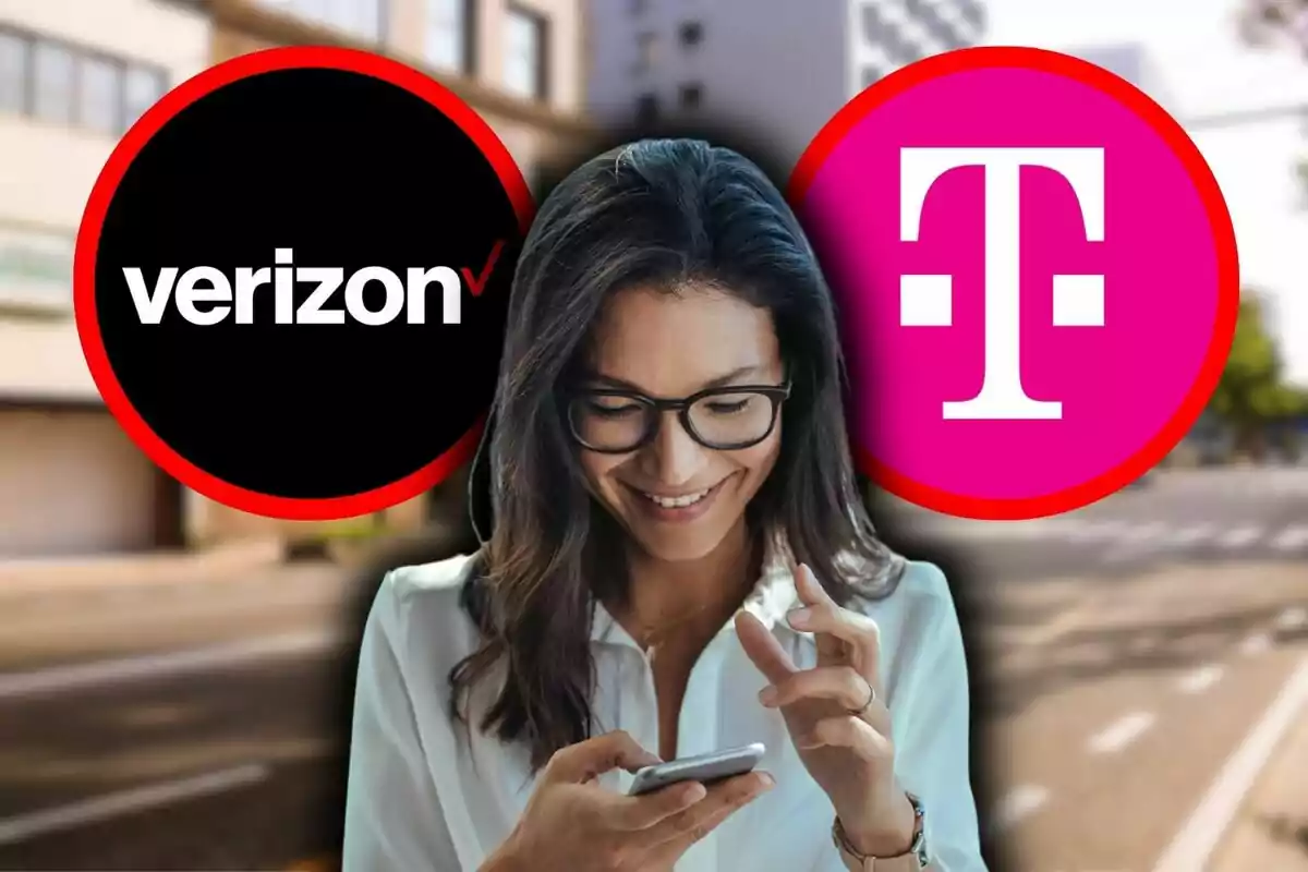 Mujer sonriendo mientras usa un teléfono móvil con logotipos de dos compañías de telecomunicaciones, las cuales son T-Mobile y Verizon- en el fondo.