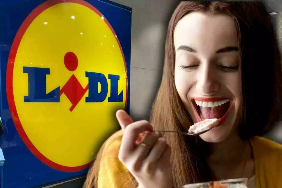 Una mujer sonriente come un postre con una cuchara frente a un cartel de la tienda Lidl