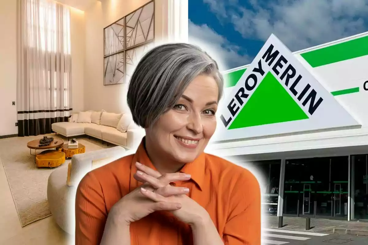 Una mujer sonriente con cabello corto y canoso lleva una camisa naranja, al fondo se ve una sala de estar moderna con un sofá blanco y una tienda de Leroy Merlin.