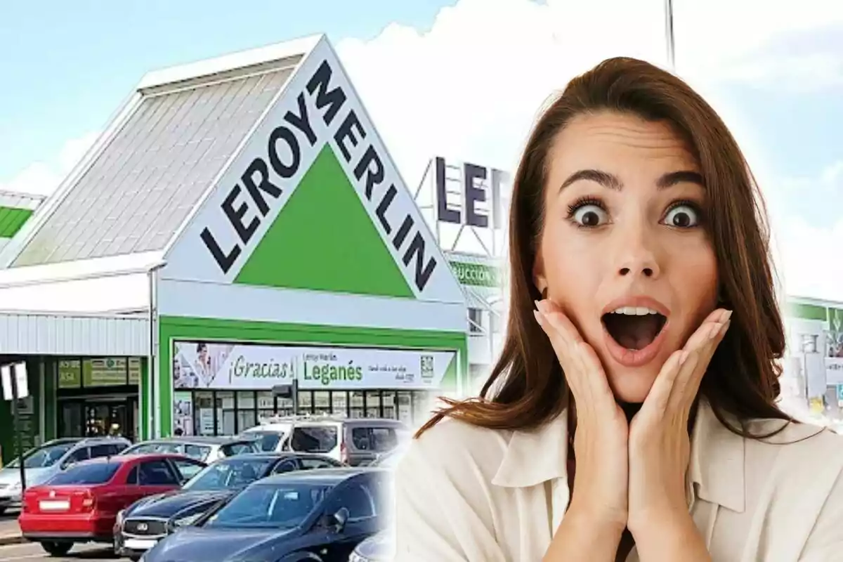 Una mujer con expresión de sorpresa frente a una tienda de Leroy Merlin con varios coches estacionados.