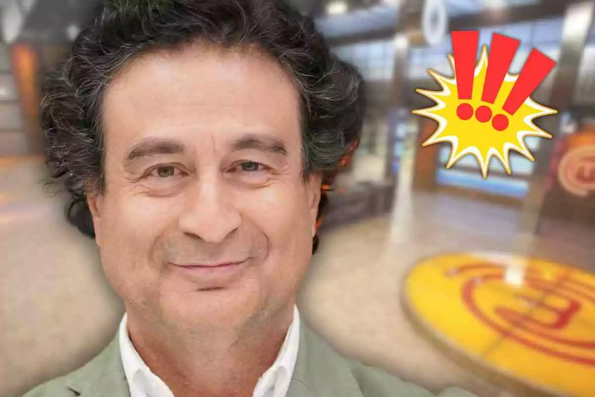 Pepe Rodríguez de cabello rizado y canoso sonríe frente a un fondo borroso de 'Masterchef' con un logotipo amarillo en el suelo y un gráfico de exclamaciones rojas sobre un estallido amarillo a la derecha