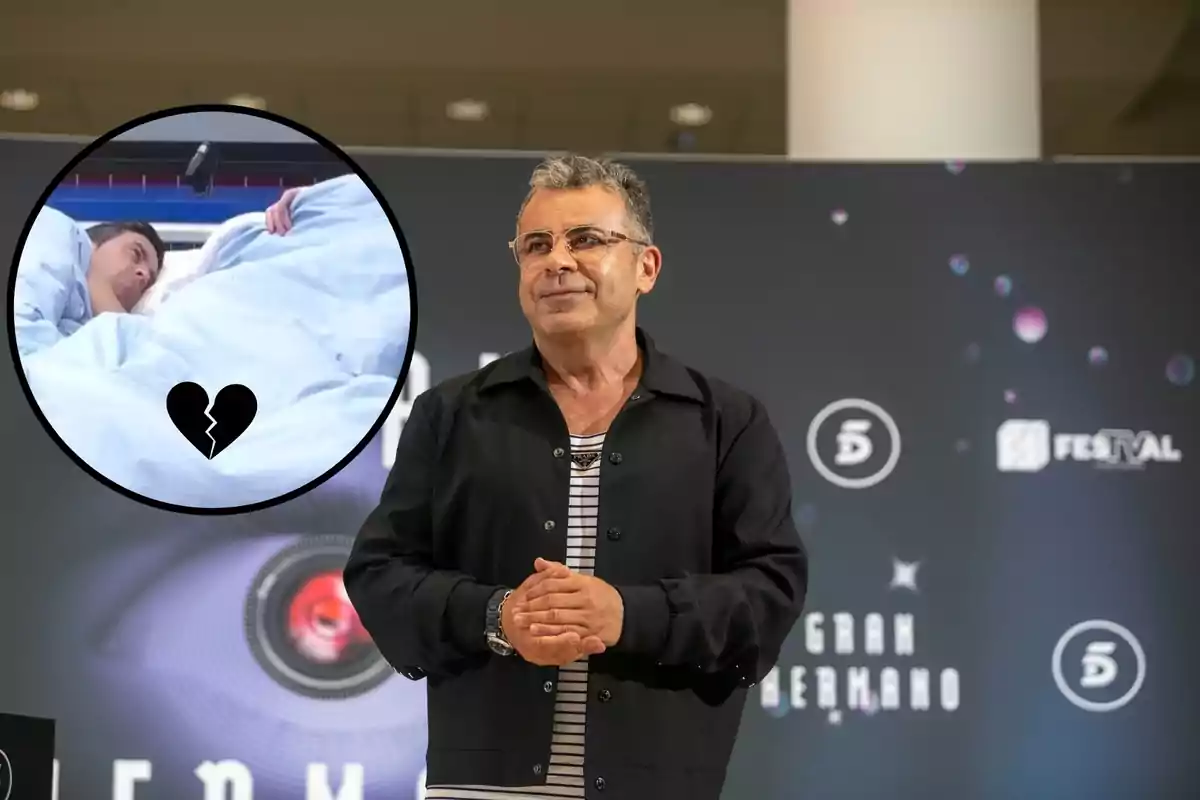 Un hombre de pie con gafas y chaqueta negra, con un fondo de logos de televisión y un círculo con una imagen de una pareja en la cama y un corazón roto.