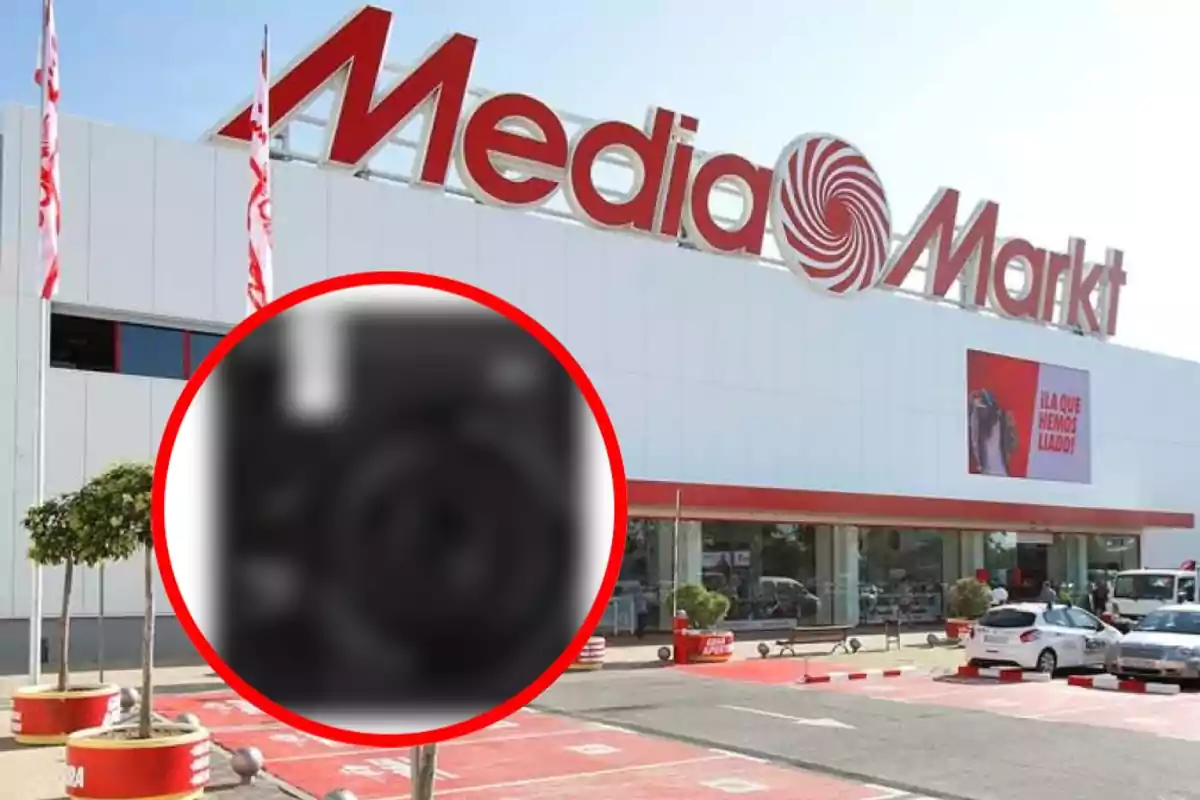 Fachada de una tienda MediaMarkt con un círculo rojo que resalta un producto borroso en primer plano.