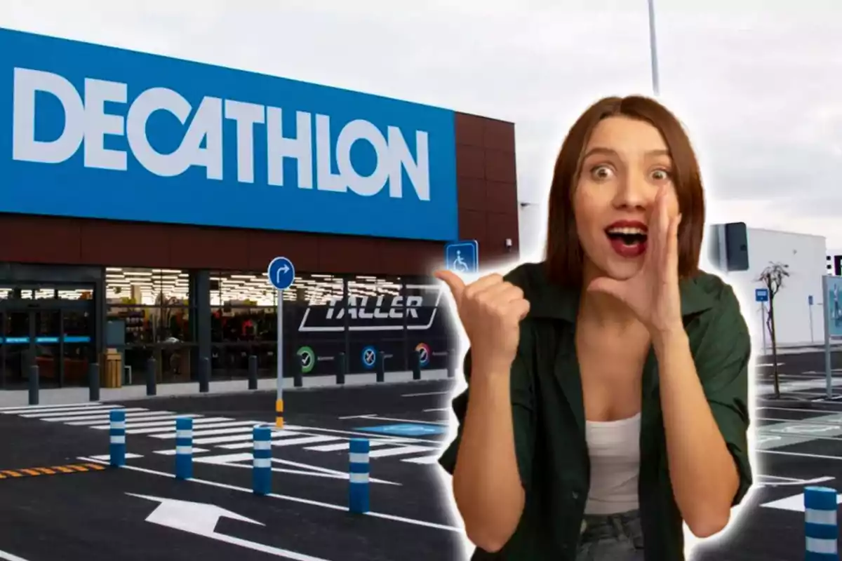 Una mujer emocionada frente a una tienda de Decathlon.