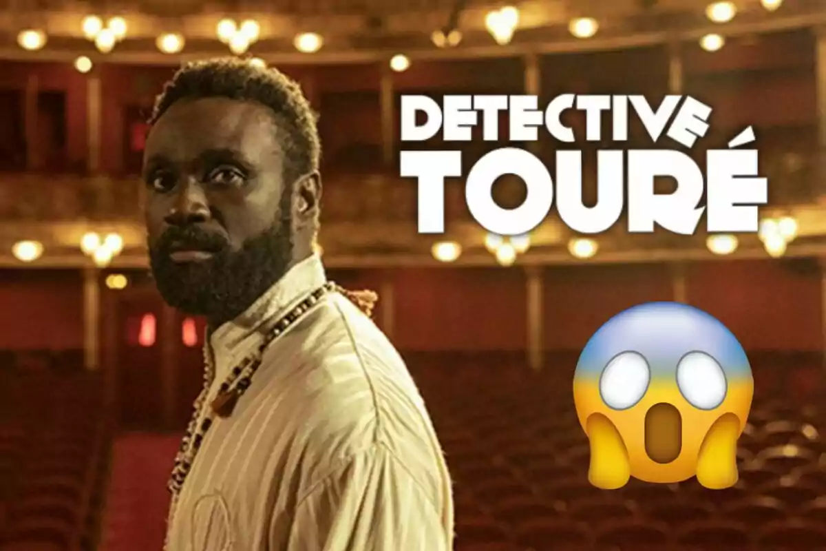 Detective Touré de pie en un teatro con luces brillantes y el texto "Detective Touré" al fondo junto a un emoji sorprendido.