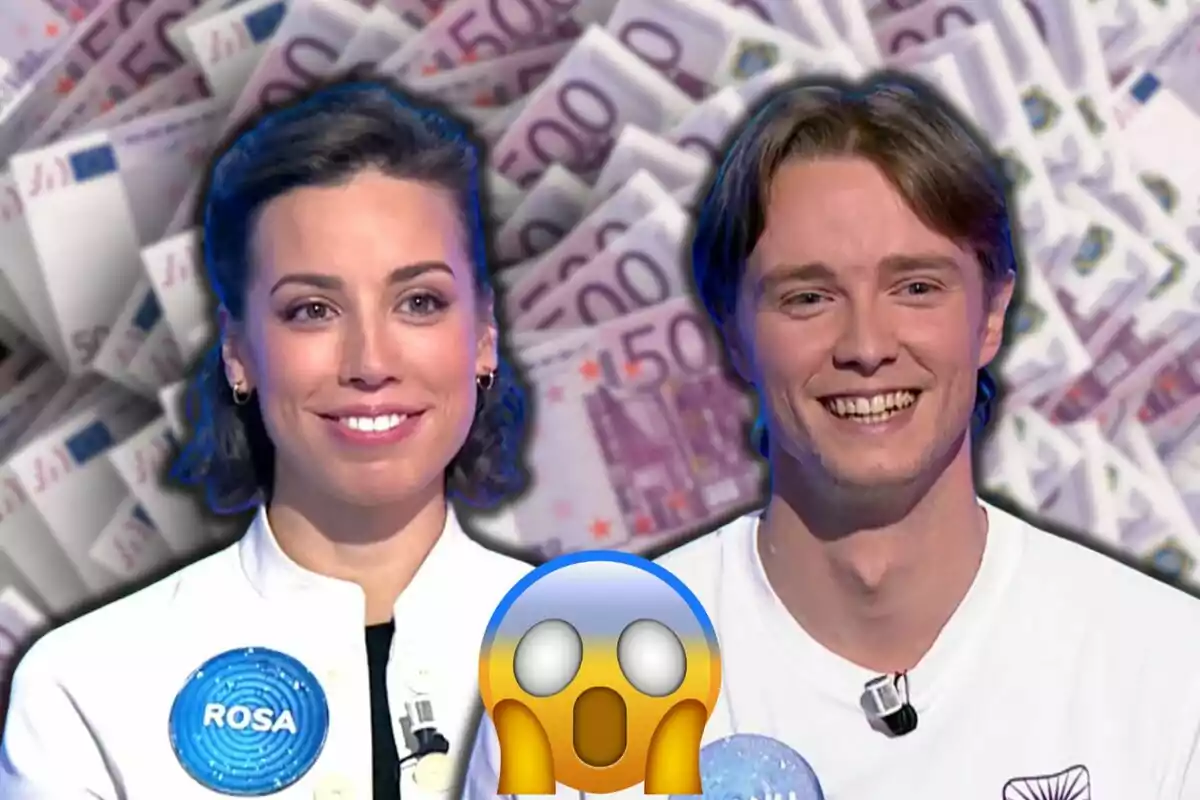 Rosa y Manu sonrientes con un fondo de billetes de 500 euros y un emoji sorprendido en primer plano.