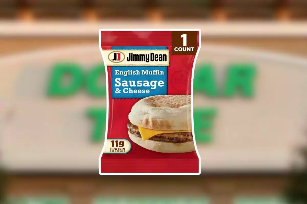 Empaque de muffin inglés con salchicha y queso de la marca Jimmy Dean frente a un fondo borroso de una tienda Dollar Tree Empaque de muffin inglés con salchicha y queso de la marca Jimmy Dean frente a un fondo borroso de una tienda Dollar Tree