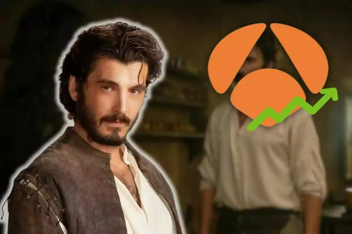 Yon González con barba y cabello oscuro mira a la cámara, mientras que en el fondo hay una figura con un logotipo naranja y verde superpuesto.