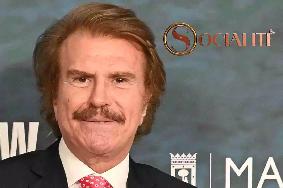 Edmundo Arrocet con bigote y traje oscuro posa frente a un fondo con el logo de "Socialité".