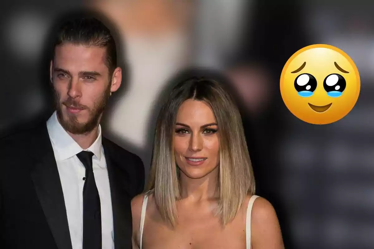 David de Gea y Edurne vestida de gala posando frente a un fondo oscuro con un emoji de carita tierna en la esquina superior derecha