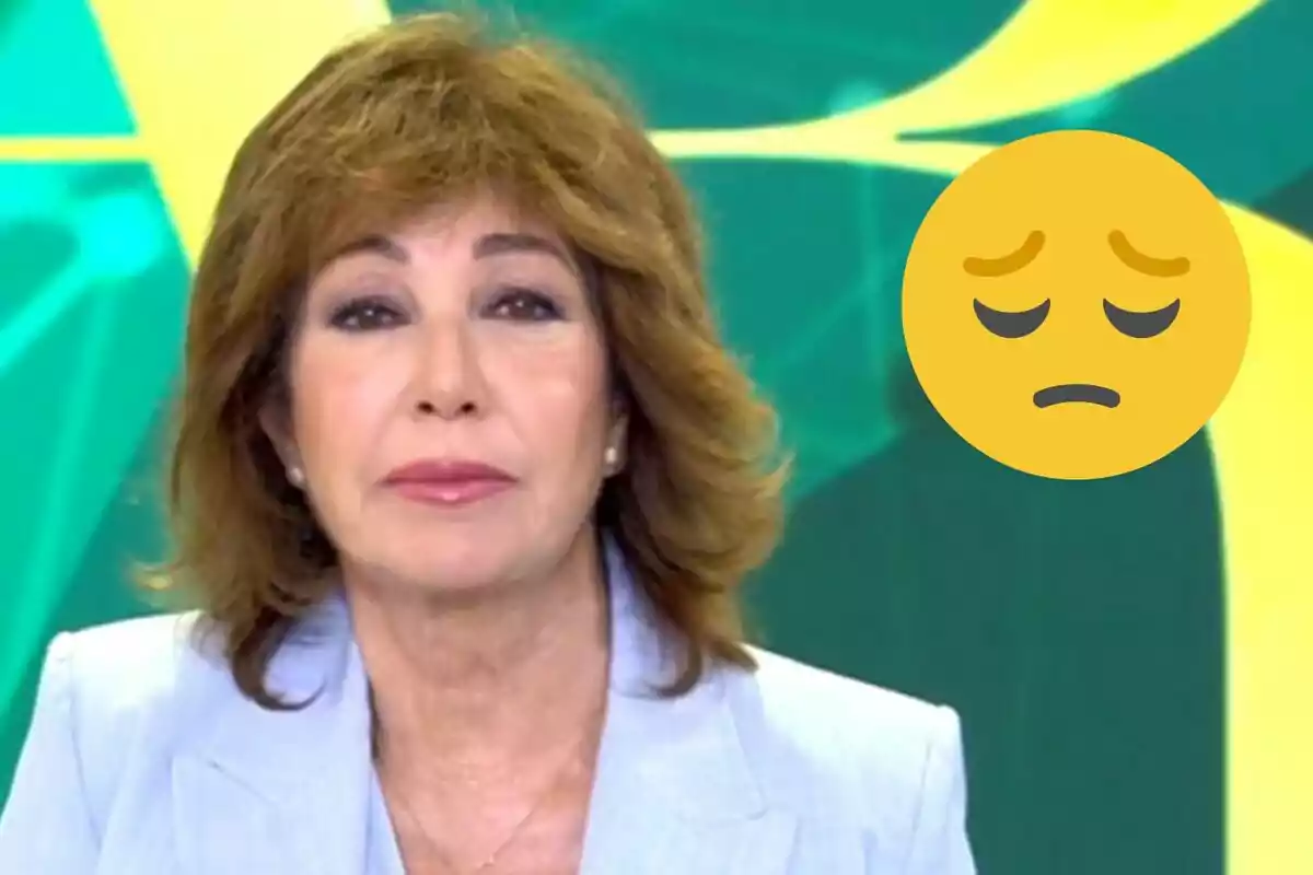 Ana Rosa Quintana con expresión seria en un estudio de televisión con un emoji de cara pensativa al lado.