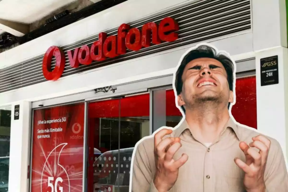 Un hombre con expresión de frustración frente a una tienda de Vodafone.